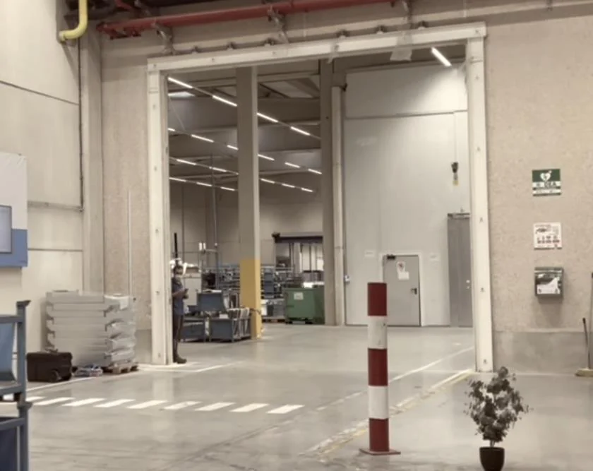 Espacio de tránsito en nave industrial