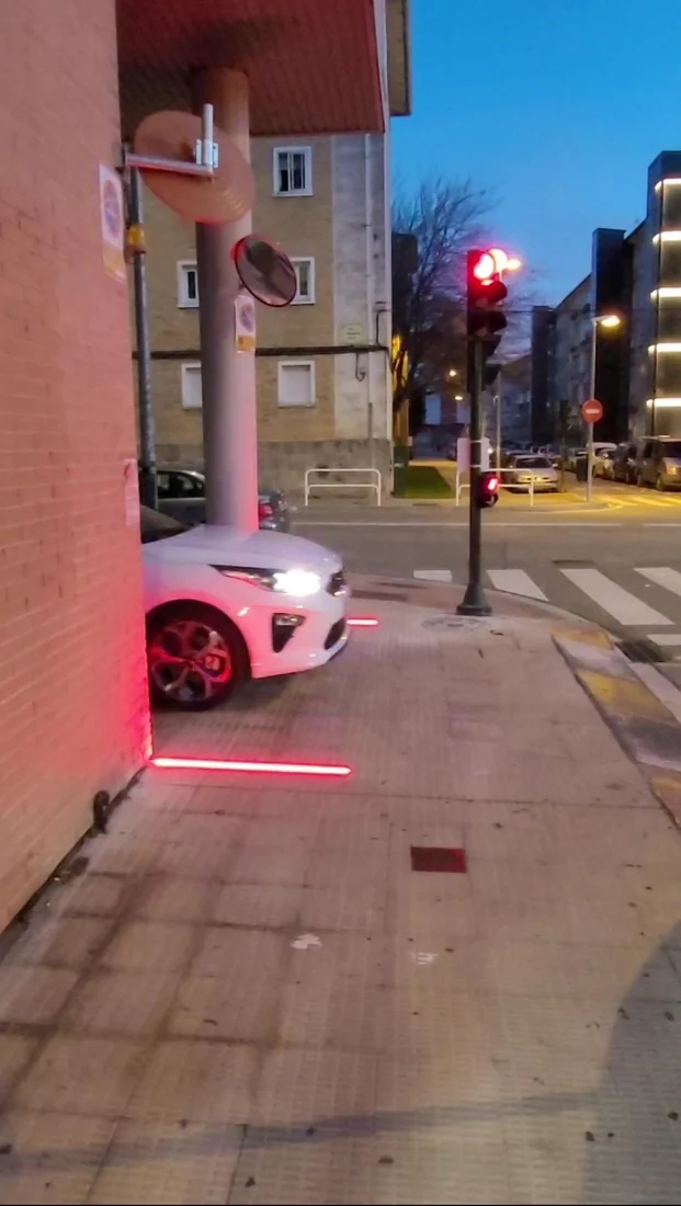Vehículo saliendo de un garaje junto a las señales STOPLED activadas