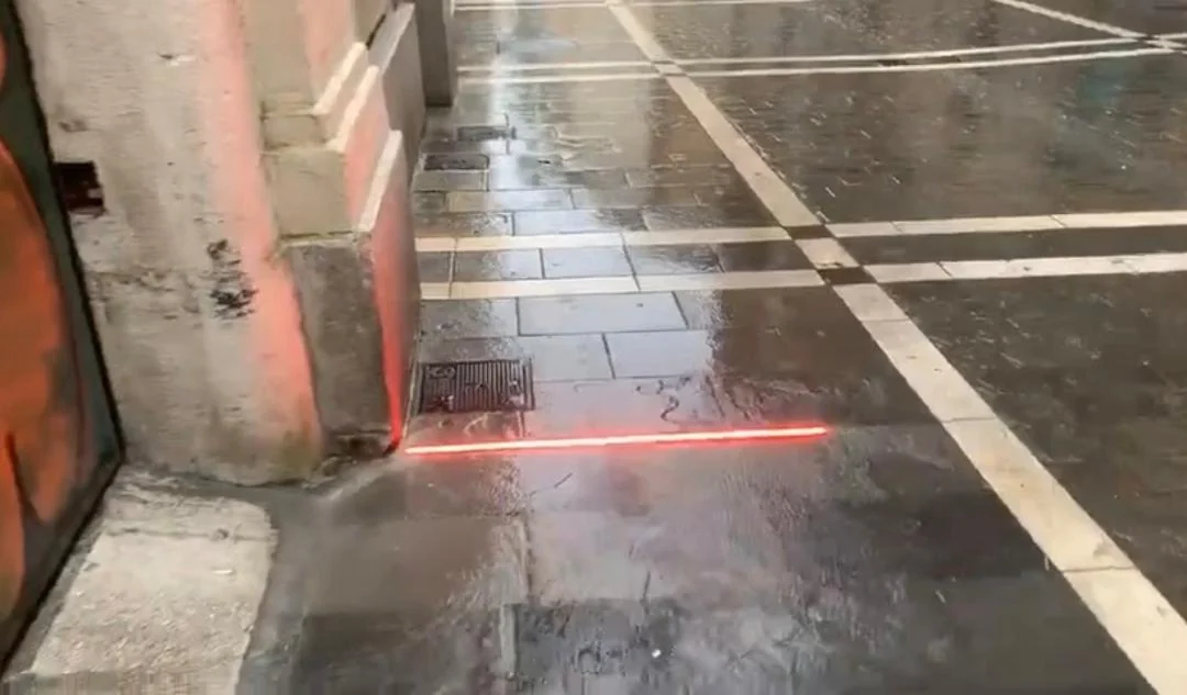 Baliza STOPLED iluminada en pavimento mojado