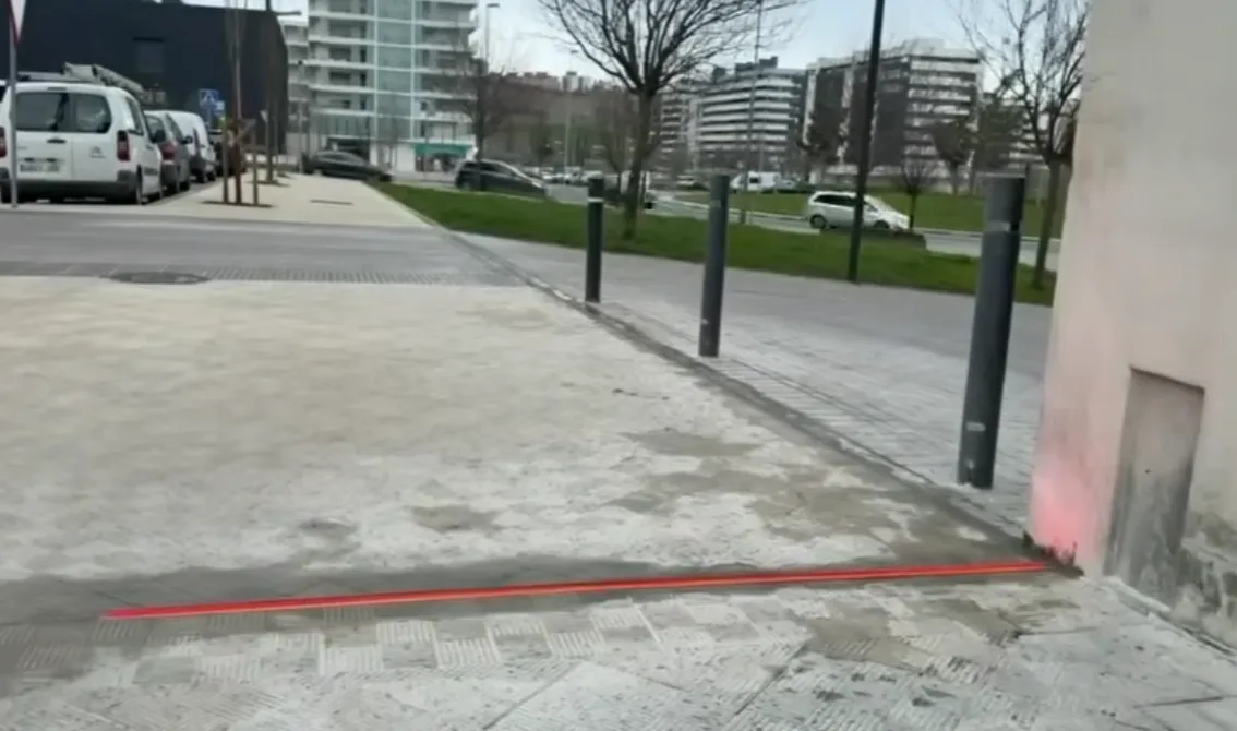 Instalación real STOPLED en acceso a garaje de una comunidad