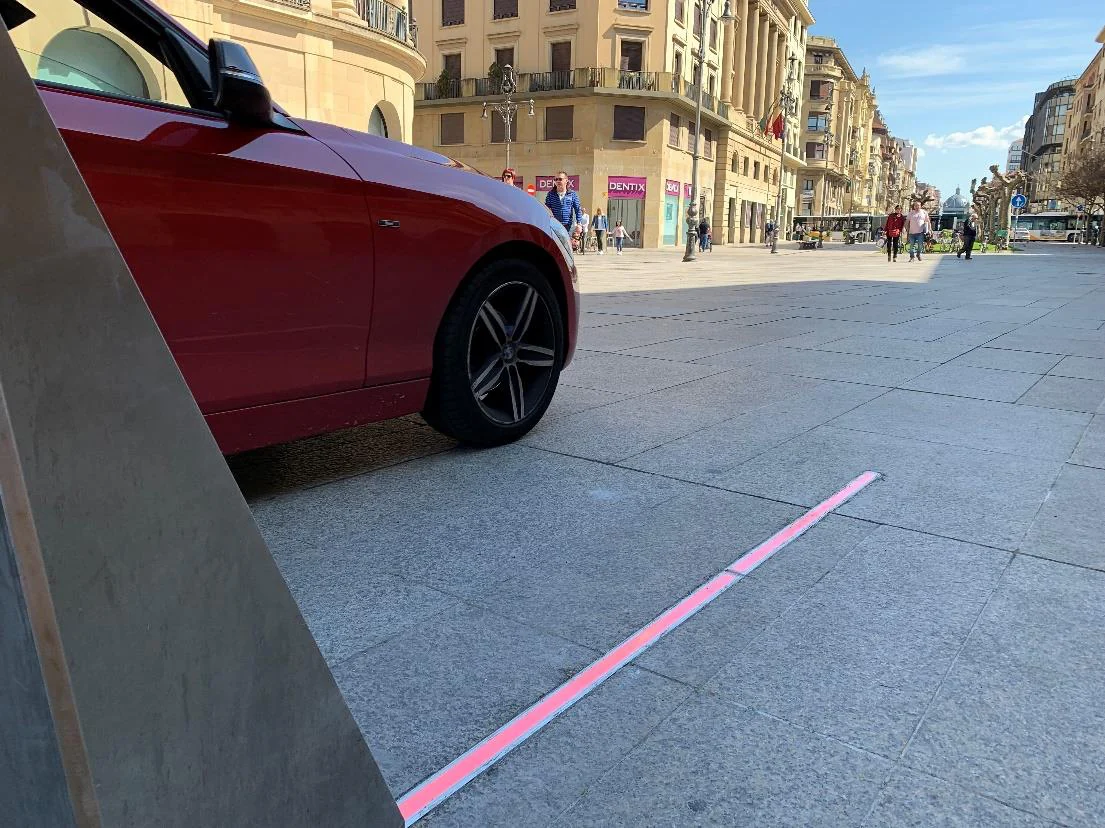 STOPLED en salida de garaje junto a un coche