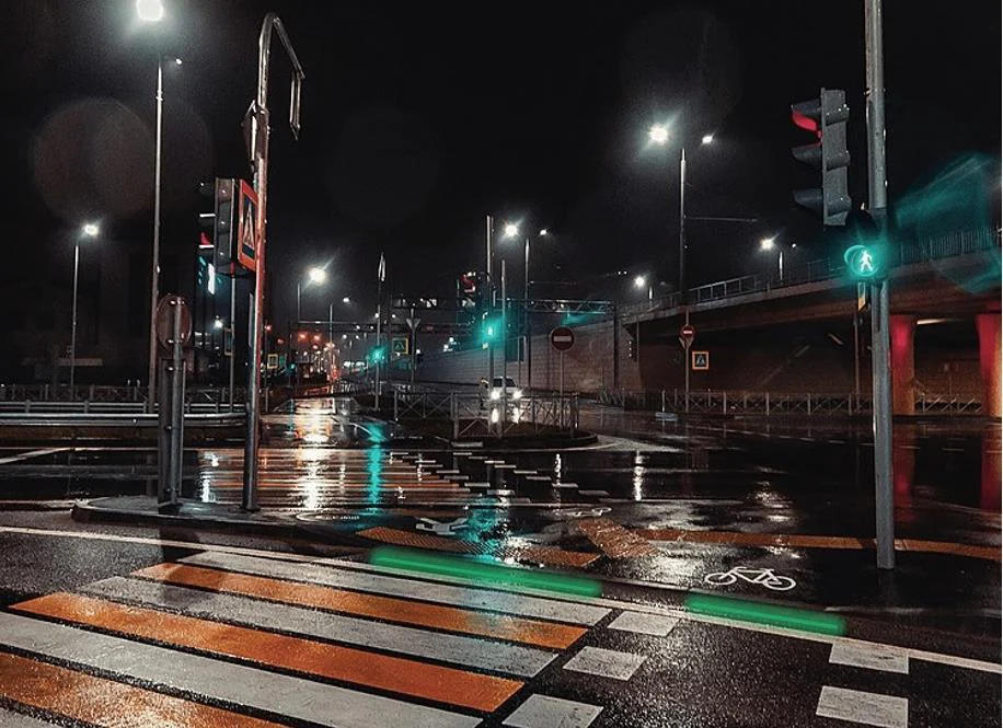 Señalización luminosa peatonal junto a un paso de cebra